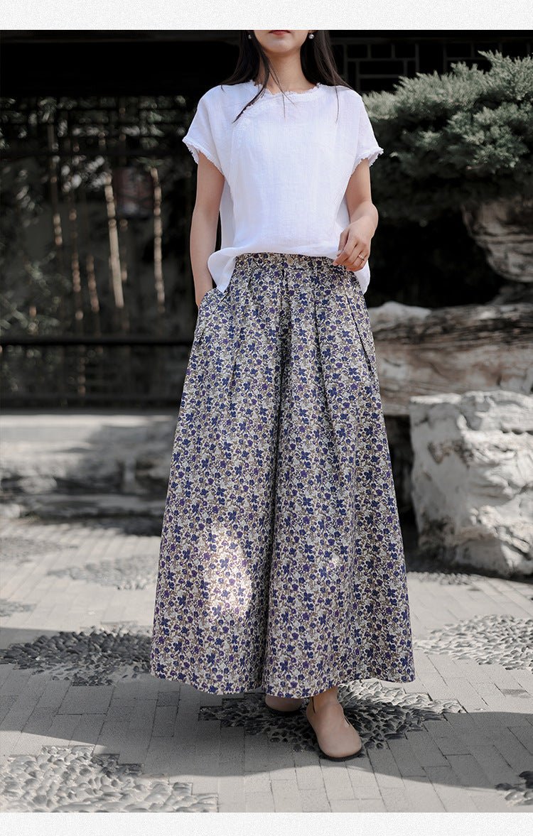 Model in relaxed printed maxi skirt – casual chic in monochrome tones
